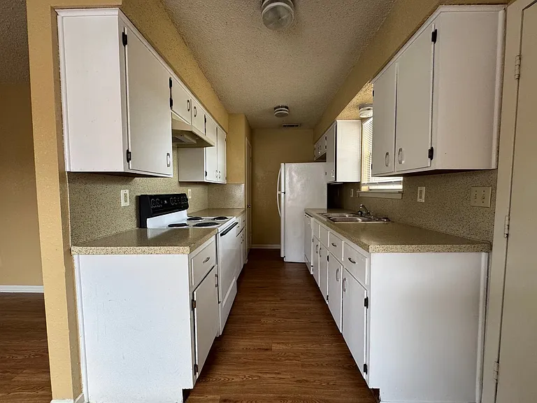 2208 Hunt Dr — Photo 5