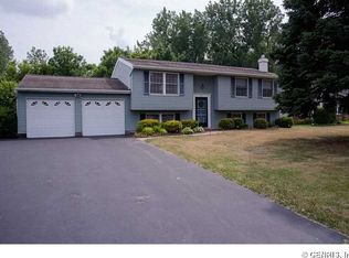 351 Round Pond Ln, Rochester, NY 14626