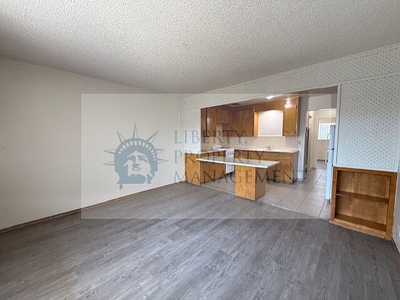 4th image of 504 E Elm St #12