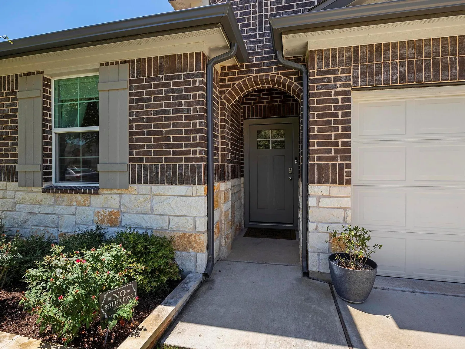 4 bed, 2.0 bath, 1931 sqft, $2,800 — Photo 1