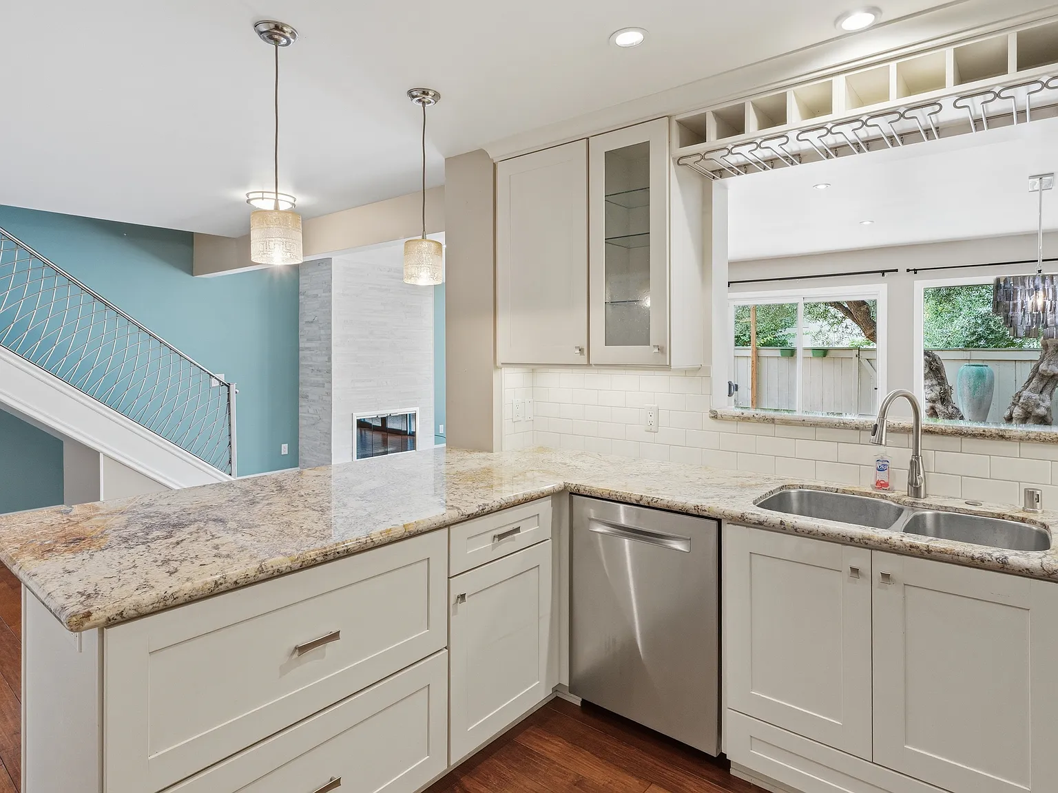 3 bed, 2.5 bath, 1702 sqft, $4,650 — Photo 3