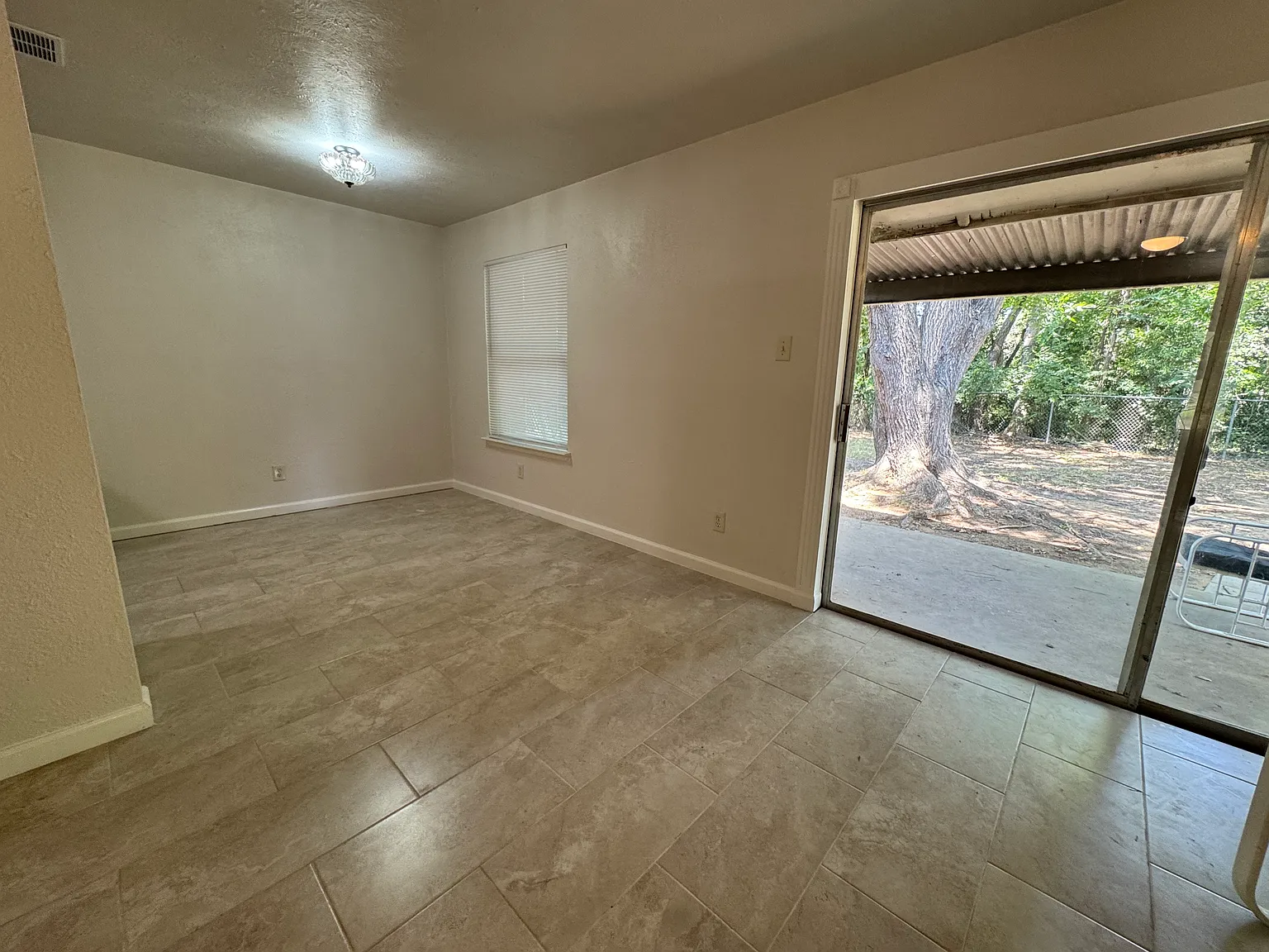 3 bed, 1160 sqft, $2,000 — Photo 4