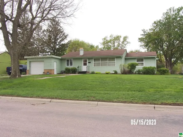 1421 Avenue L, Hawarden, IA 51023