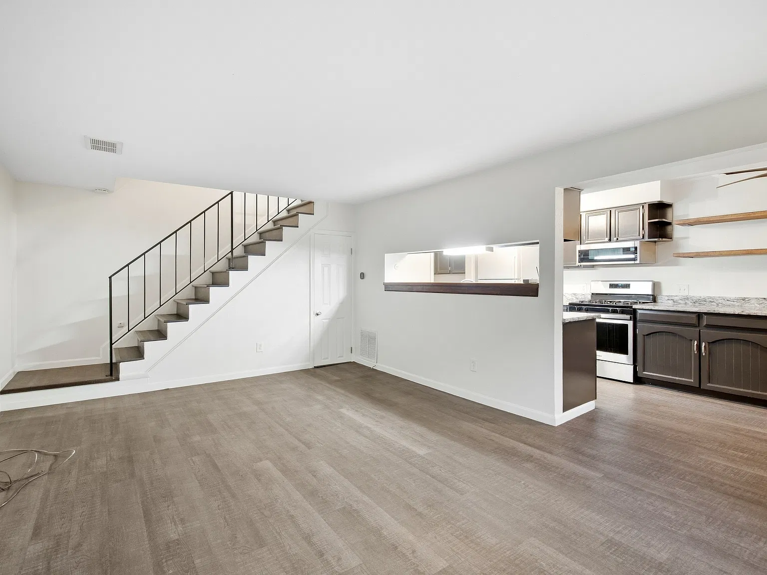 2 bed, 920 sqft, $1,900 — Photo 2