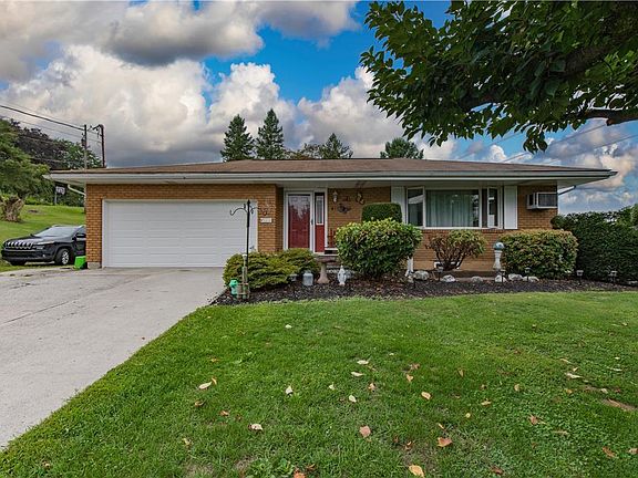 3rd image of 415 S Hokendauqua Dr