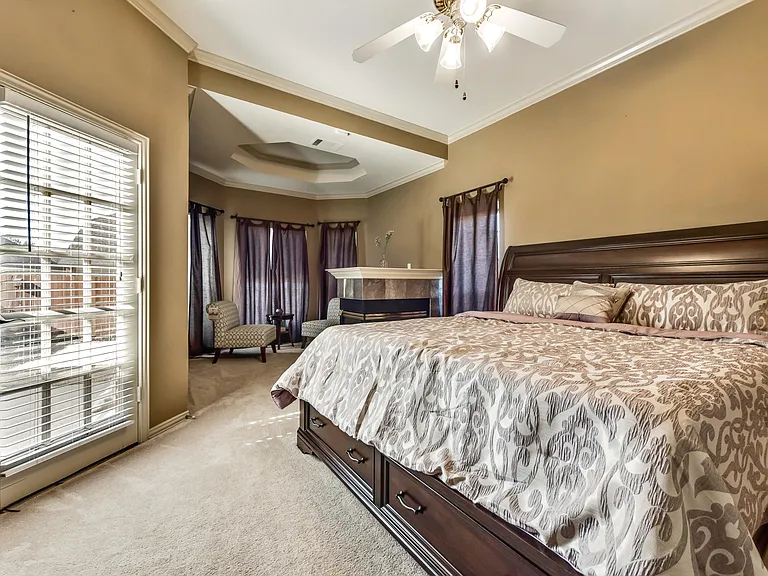 Master Bedroom (1 King Size Storage Bed / Dresser)