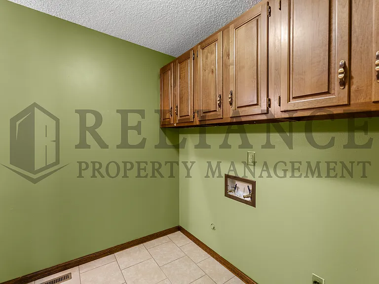 1111 E Redwood Rd — Photo 23