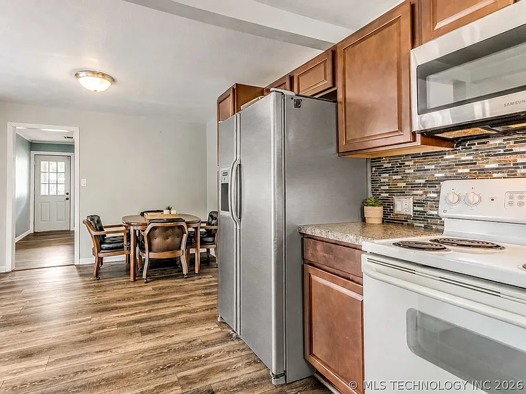 233 NE Queenstown Ave — Photo 8