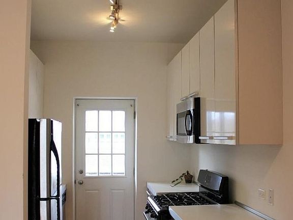 2nd image of 1212 W Foster Ave #2