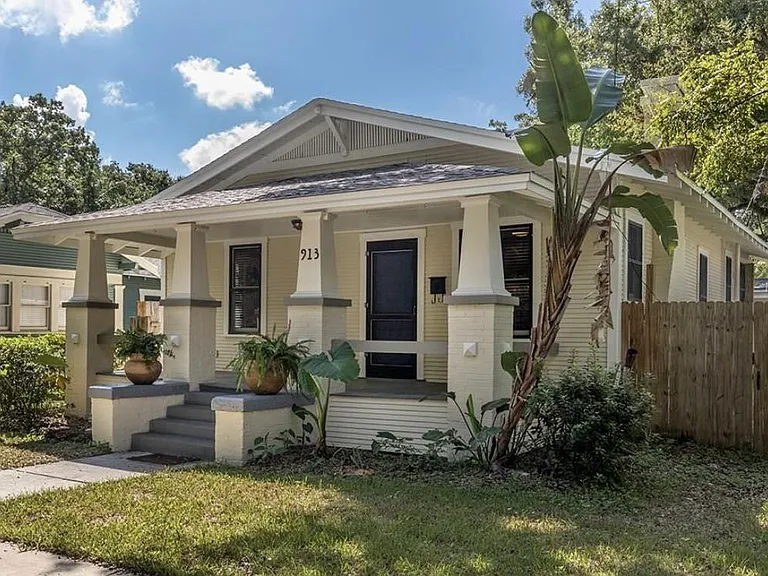 913 E Broad St — Photo 1