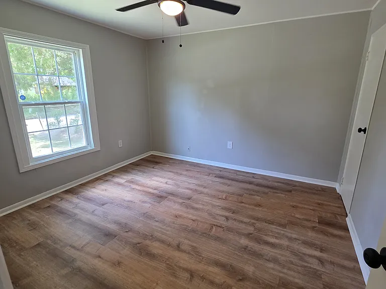 2641 Village Green Ln — Photo 4