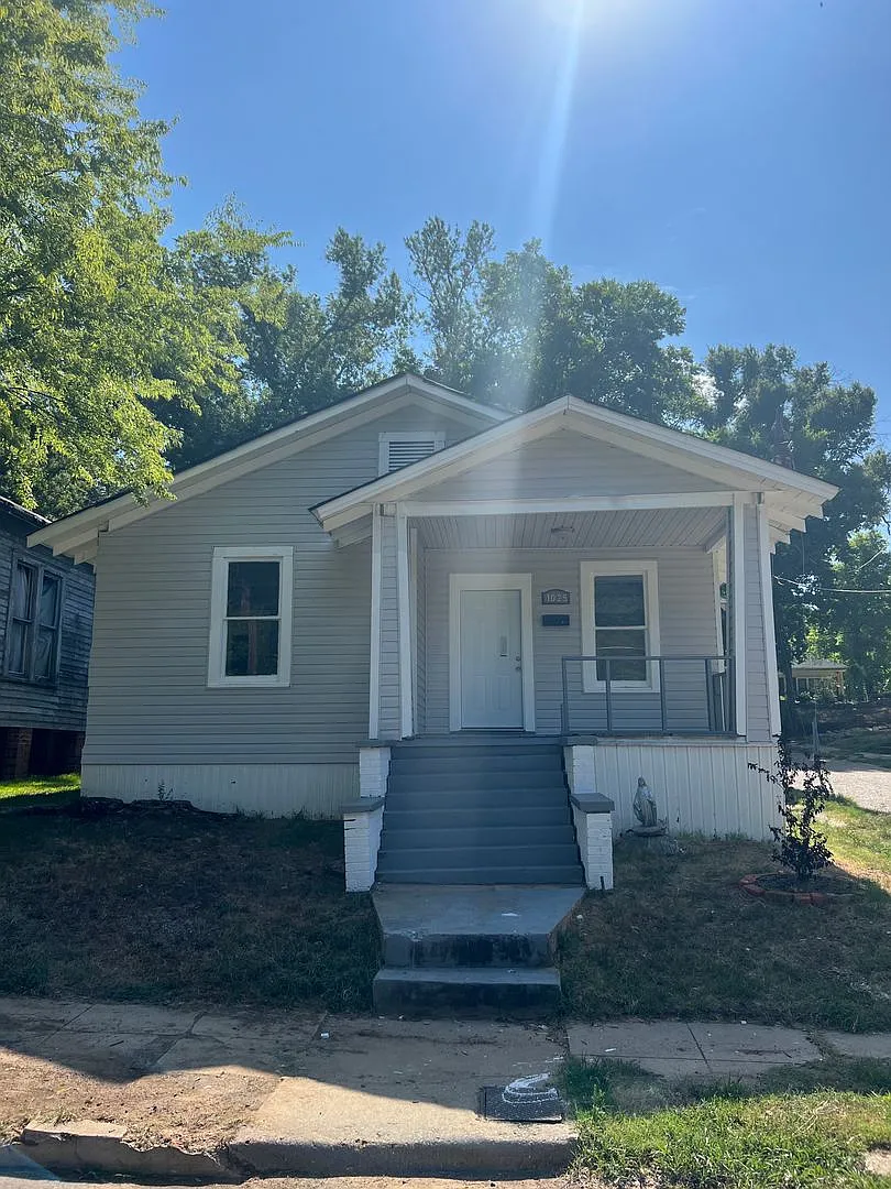 Large 3 Bedroom 1 Bathroom Home — Photo 1