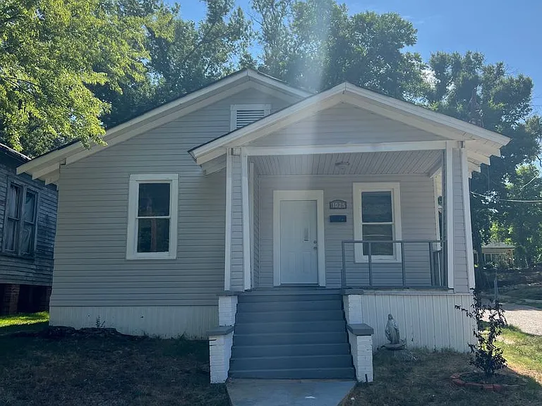 1025 Foster St — Photo 1