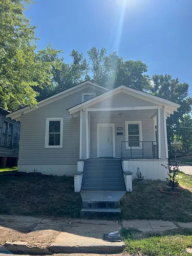 1025 Foster St Photo 1
