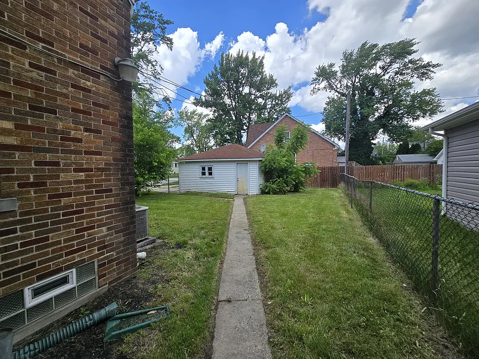 15205 Maplewood Ave