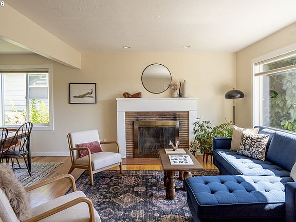 3rd image of 4209 SE Flavel St