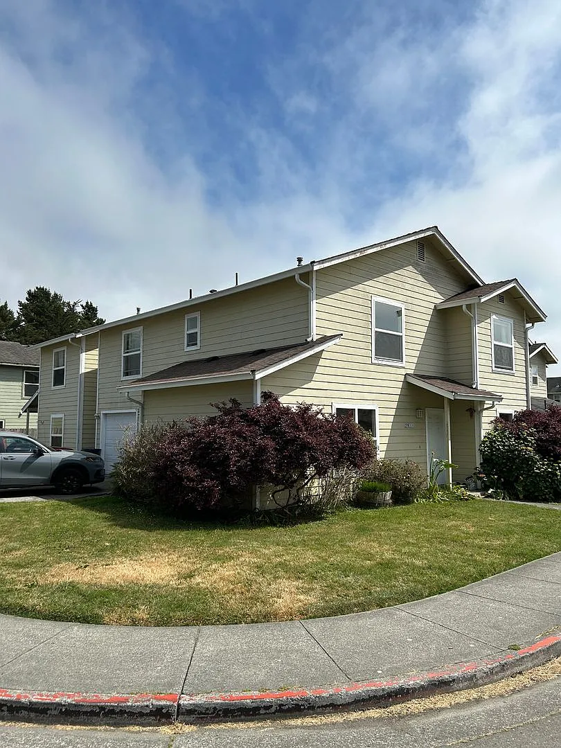 4 Bedroom, 2.5 Bathroom Home in Arcata — Photo 2