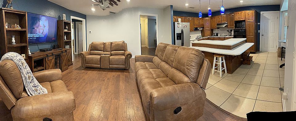 1st image of 120 N Pointe Dr