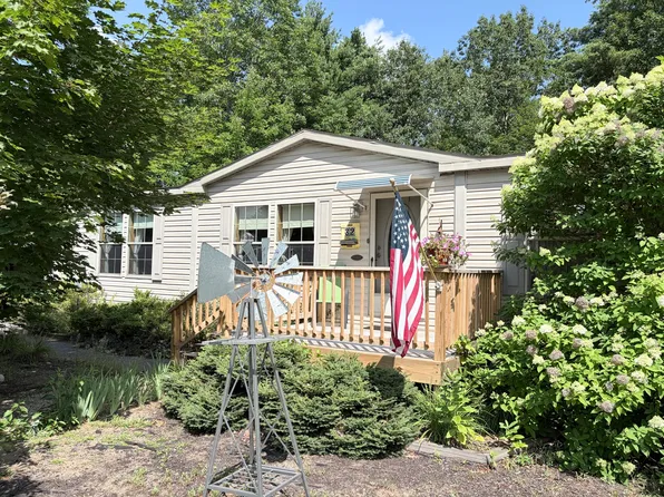 32 Foxfire Dr, Plattsburgh, NY 12901