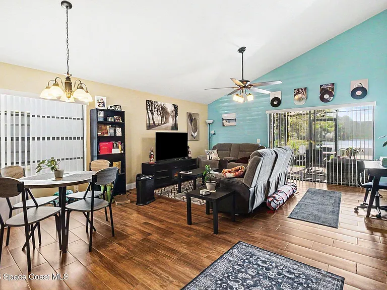 1611 Clover Cir — Photo 2