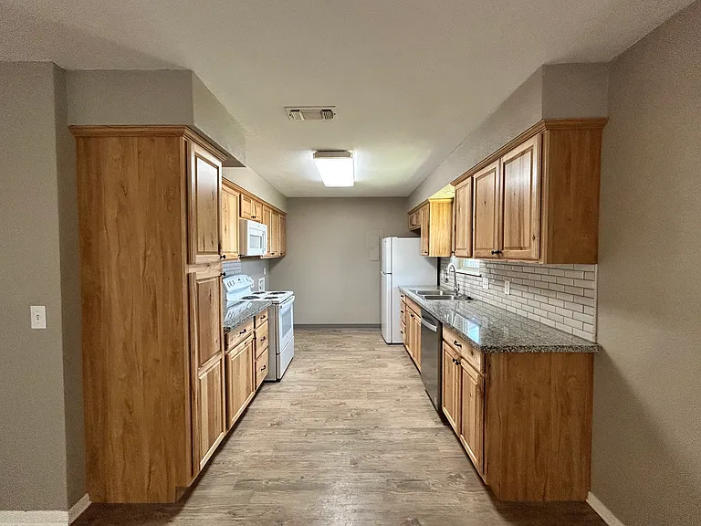 8219 Elkridge Ave — Photo 5
