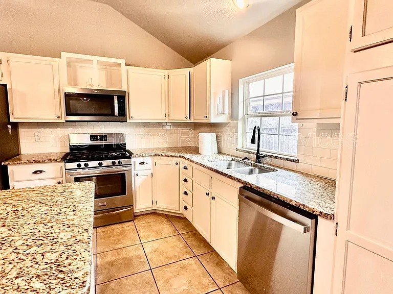 2617 Amy Ct — Photo 9