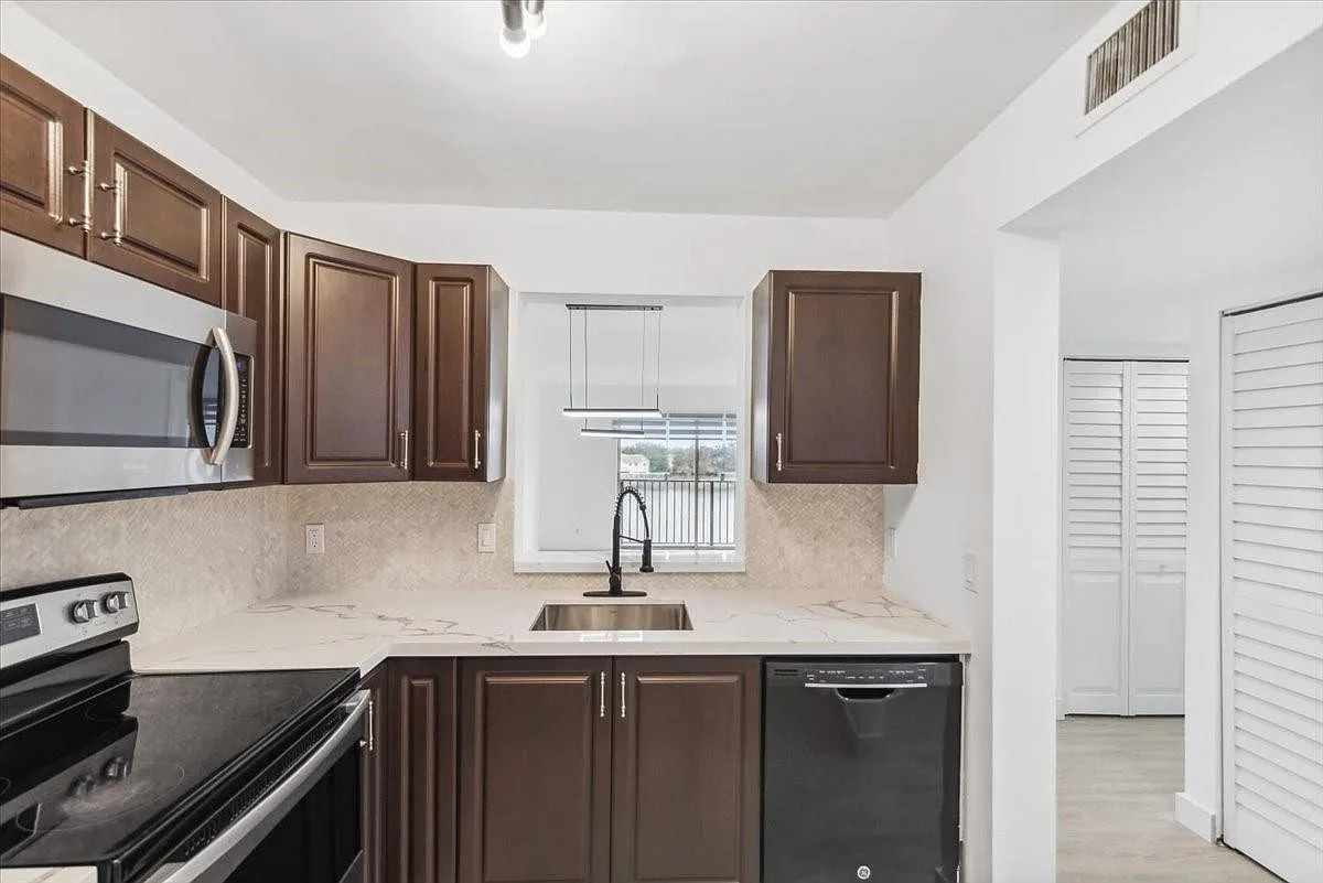 2 bed, 832 sqft, $2,100 — Photo 1