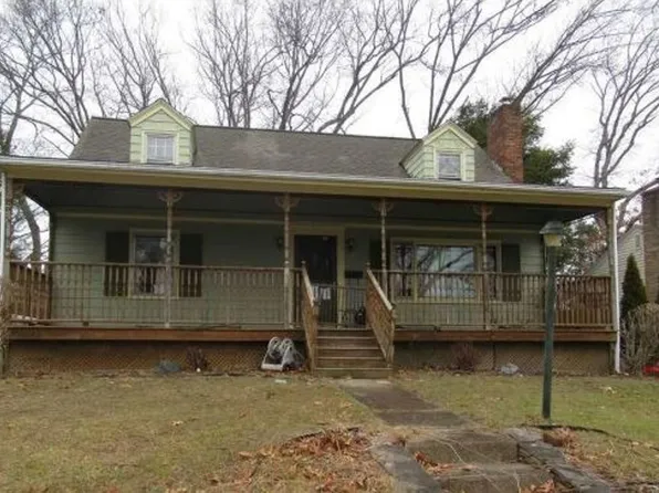 77 Enfield Dr, West Warwick, RI 02893