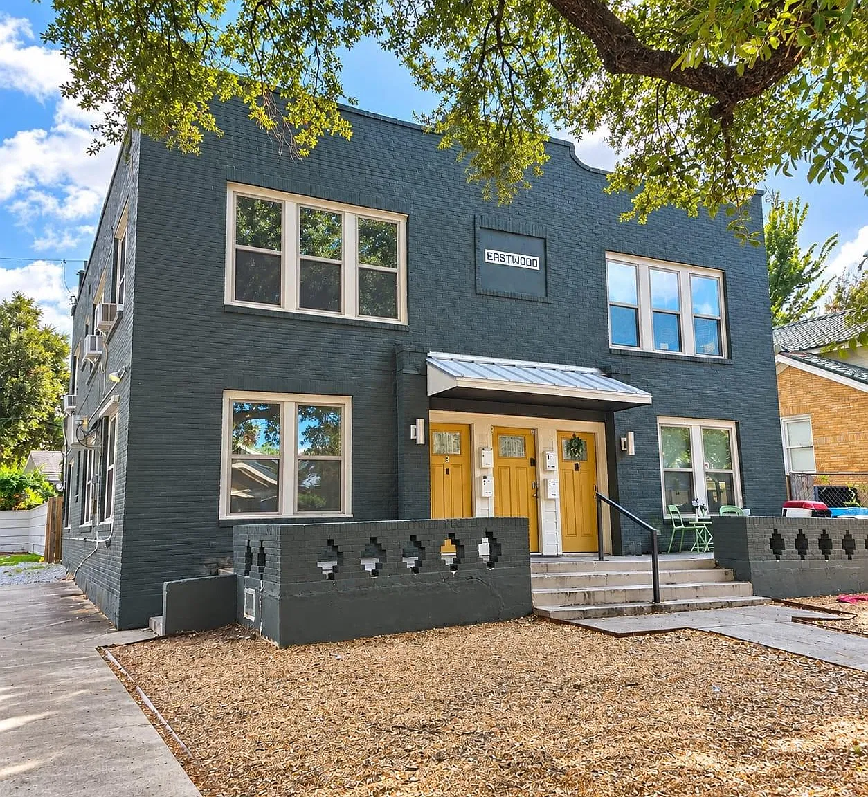 2 bed, 1.0 bath, 3760 sqft, $1,300 — Photo 2