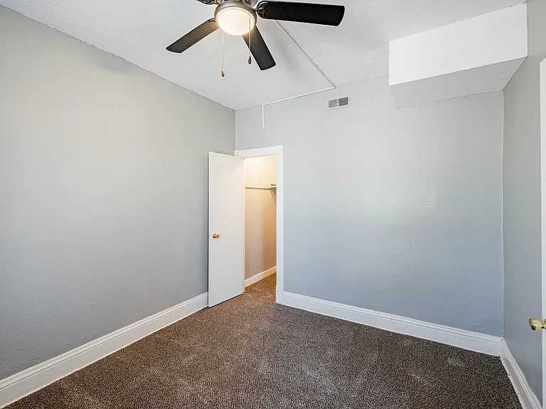 2215 Vinton St — Photo 10