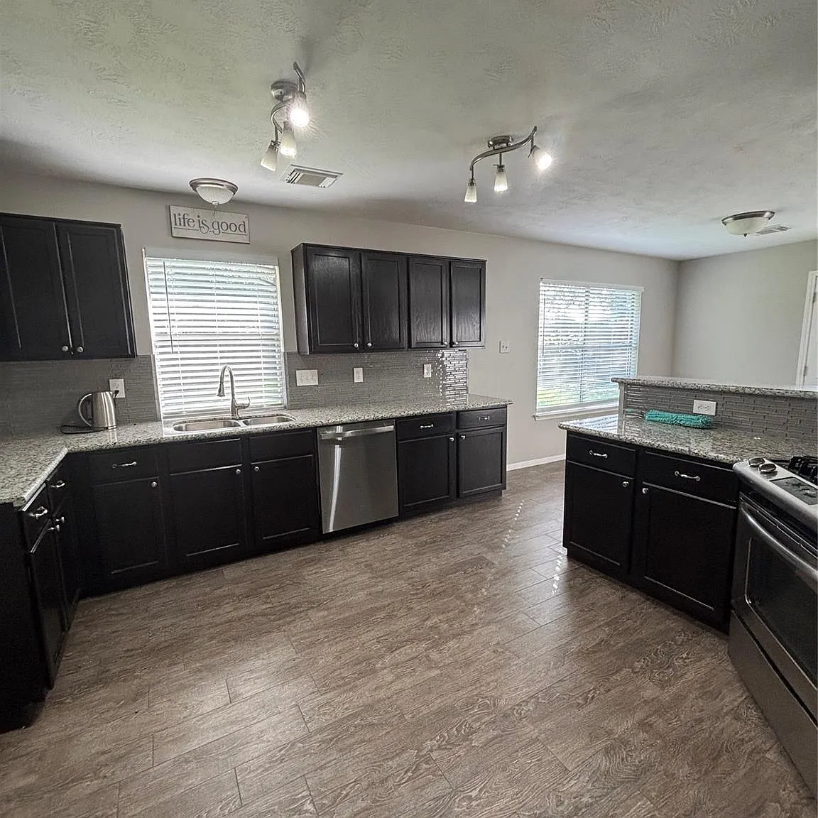 3 bed, 2.0 bath, 1767 sqft, $2,350 — Photo 4