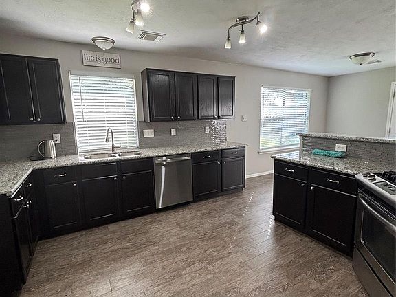 4th image of 1702 Oak Ridge Dr