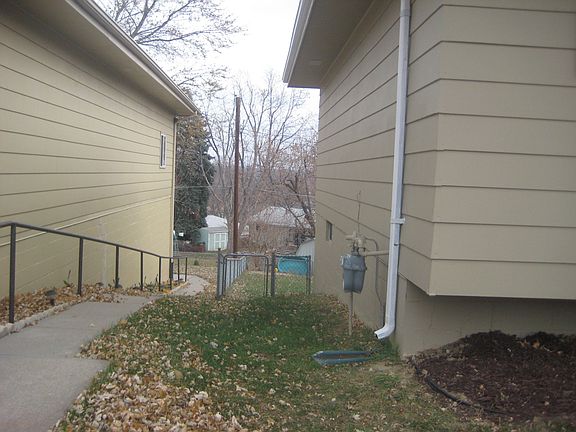 Access to back yard from left side