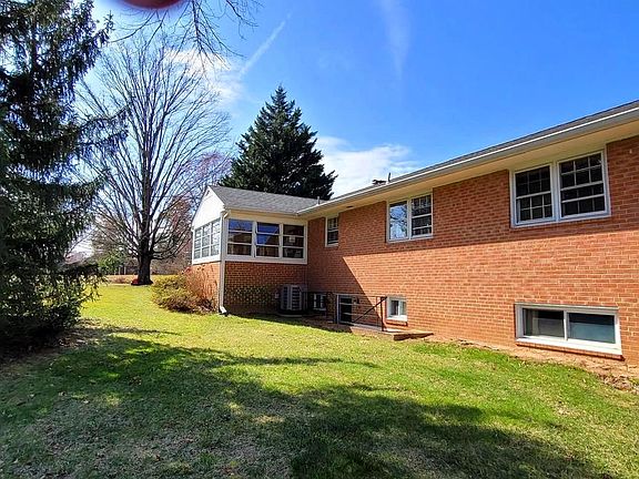 3rd image of 10703 Almond St