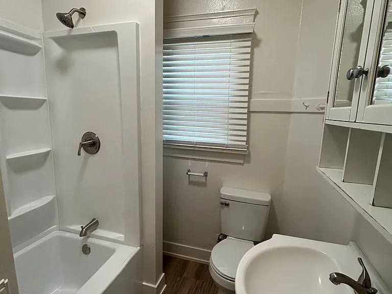 504 E Walnut St — Photo 13