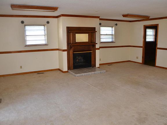 4th image of 912 W Forest Blvd