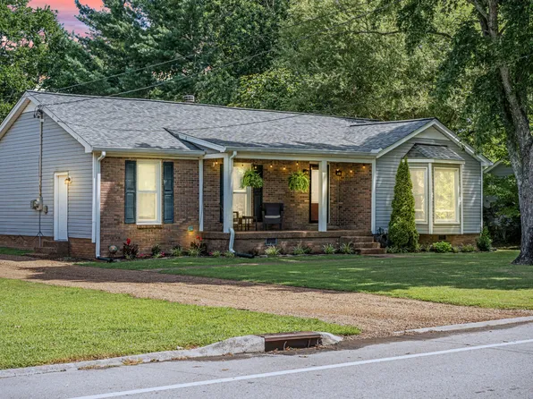 928 Harpeth Bend Dr, Nashville, TN 37221