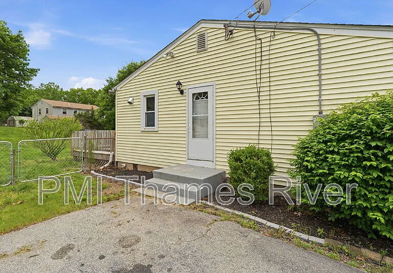 98 Oslo St — Photo 3