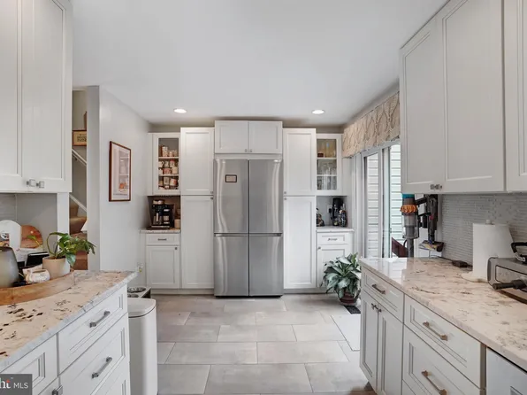 6825 Signature Cir, Alexandria, VA 22310