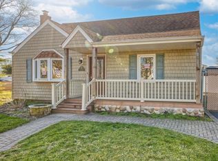 233 W Windsor Pkwy, Oceanside, NY 11572