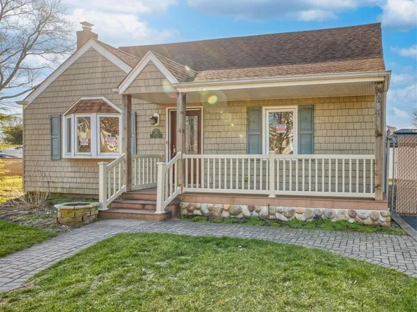 233 W Windsor Parkway, Oceanside, NY 11572