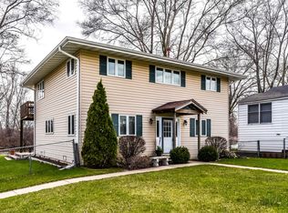 209 W Pleasant View Dr, McHenry, IL 60050