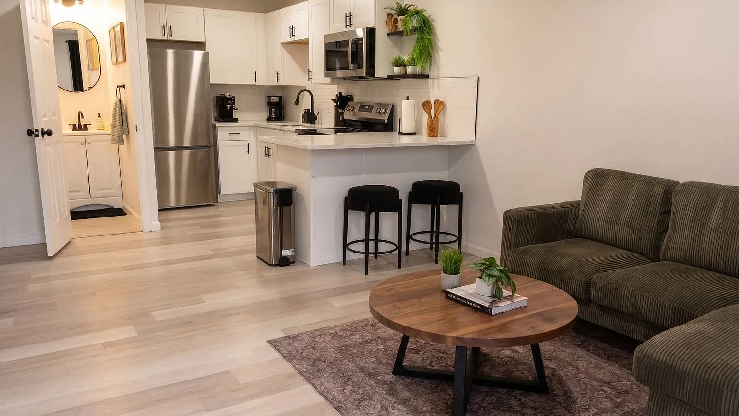 2 bed, 1.0 bath, 462 sqft, $1,905 — Photo 1