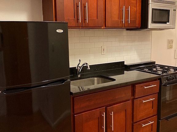 3rd image of 136 Orchard St #1