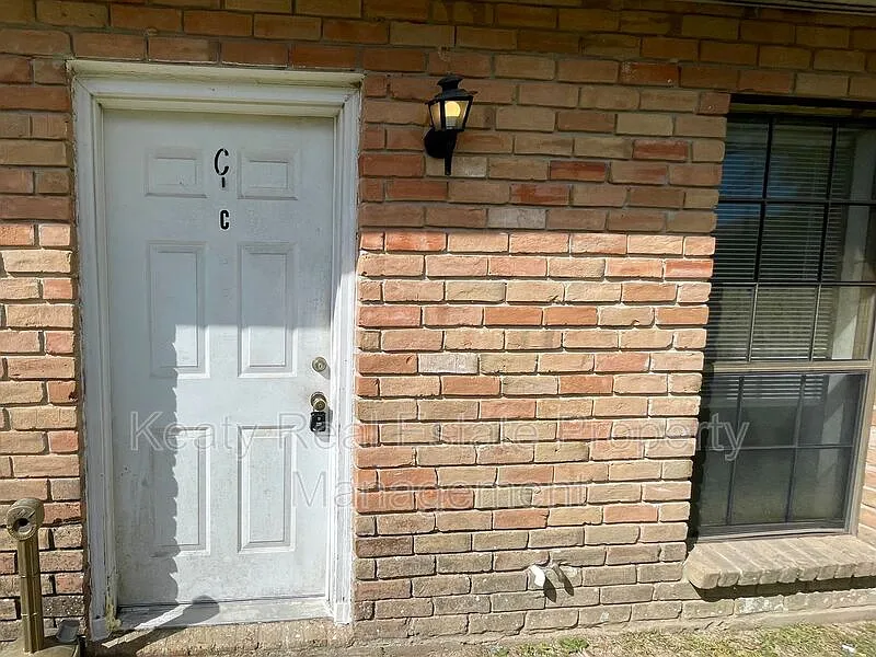 2 bed, 1.5 bath, 1000 sqft, $825 — Photo 2