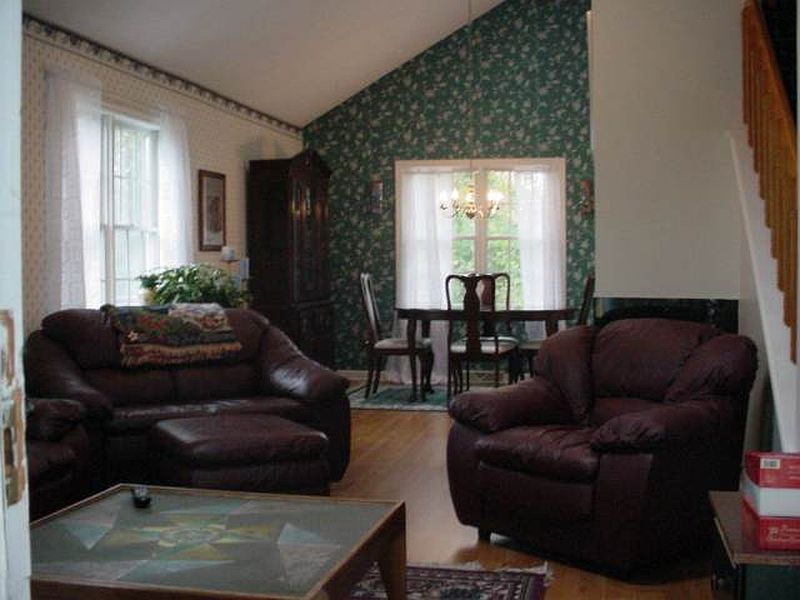 3rd image of 19 OAK LEAF Drive