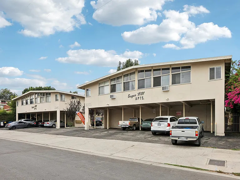 Quiet Jefferson Park Apartments Spacious, Secure & Centrally Located — Photo 8