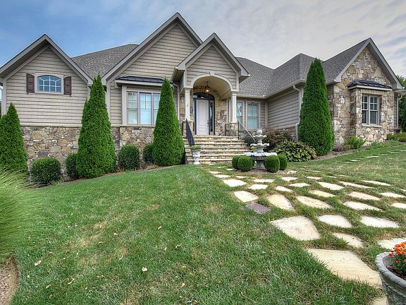2nd image of 1944 Villa Ct