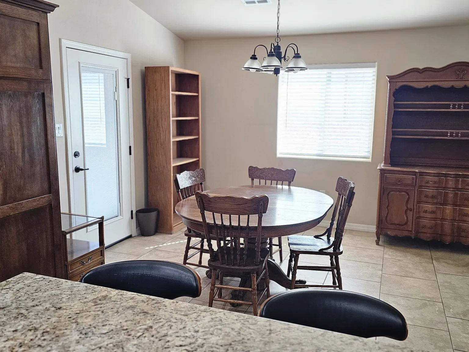 3 bed, 1296 sqft, $1,750 — Photo 4