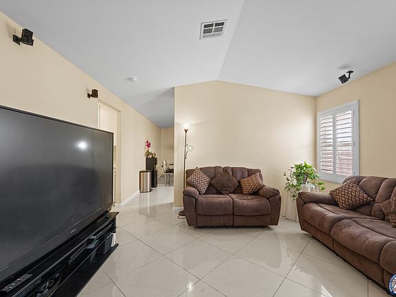 4th image of 2236 Camino Dr